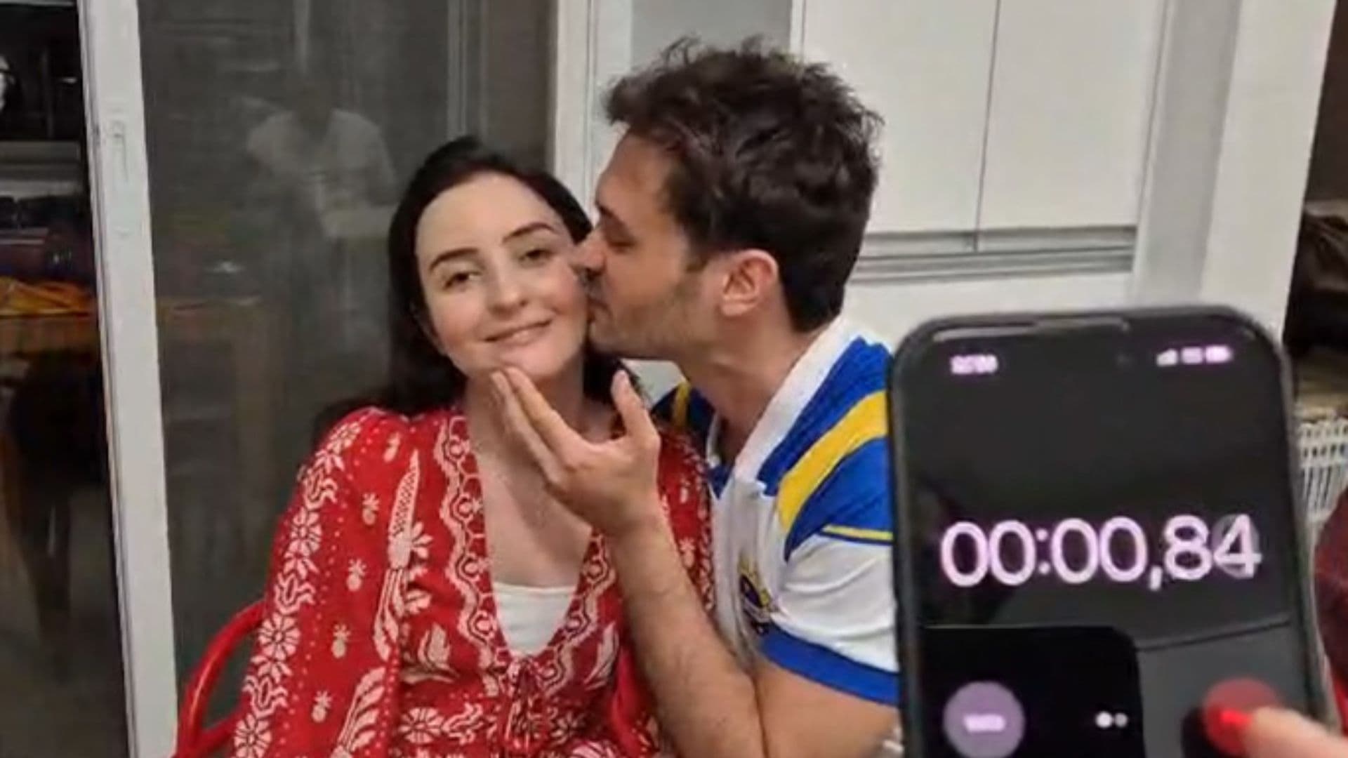 Video del Momento en que Pareja Rompe Récord Guinness de Besos