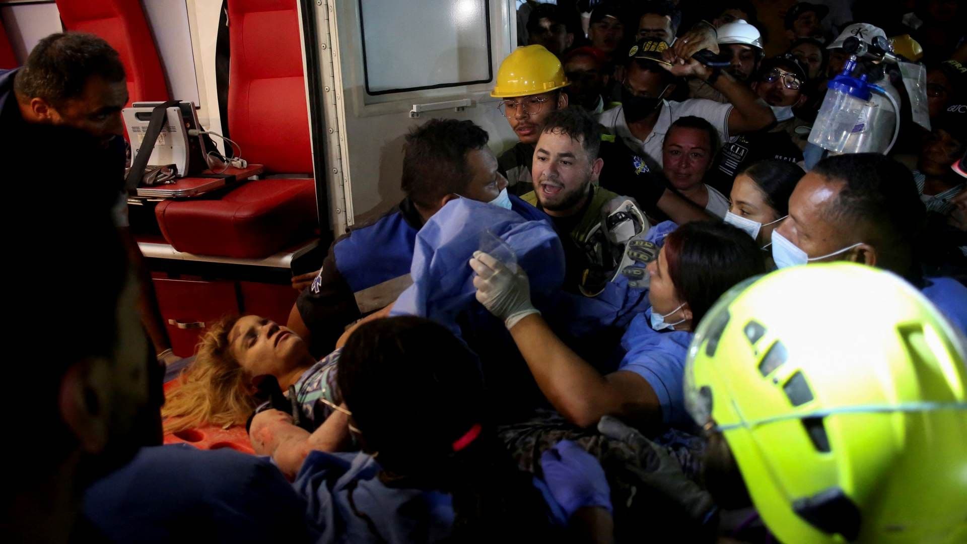 Personas cargan a Daniela Andrea Largo, de 32 años, luego de ser rescatada tras el terremoto en Pereira, Colombia. Foto: Reuters