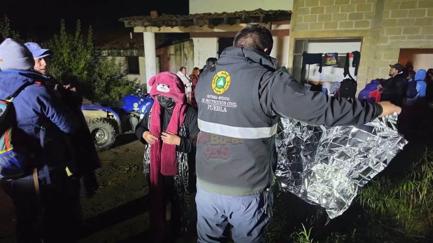 Rescatan en Puebla a alpinistas extraviados en el volcán Citlaltépetl.