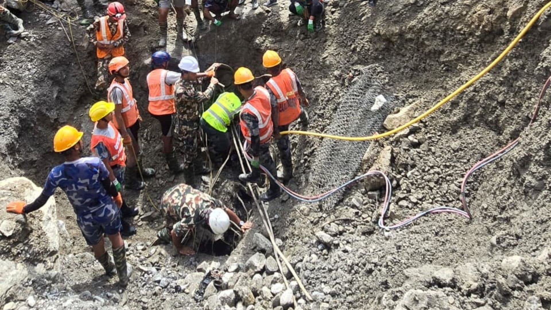Rescatistas lograron salvar a dos trabajadores atrapados en un túnel en Nepal