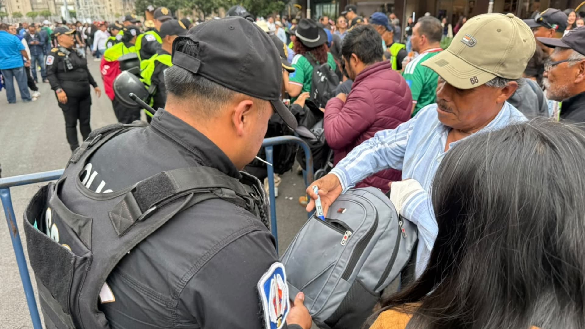 Policías revisan mochilas durante operativo en el Zócalo de CDMX