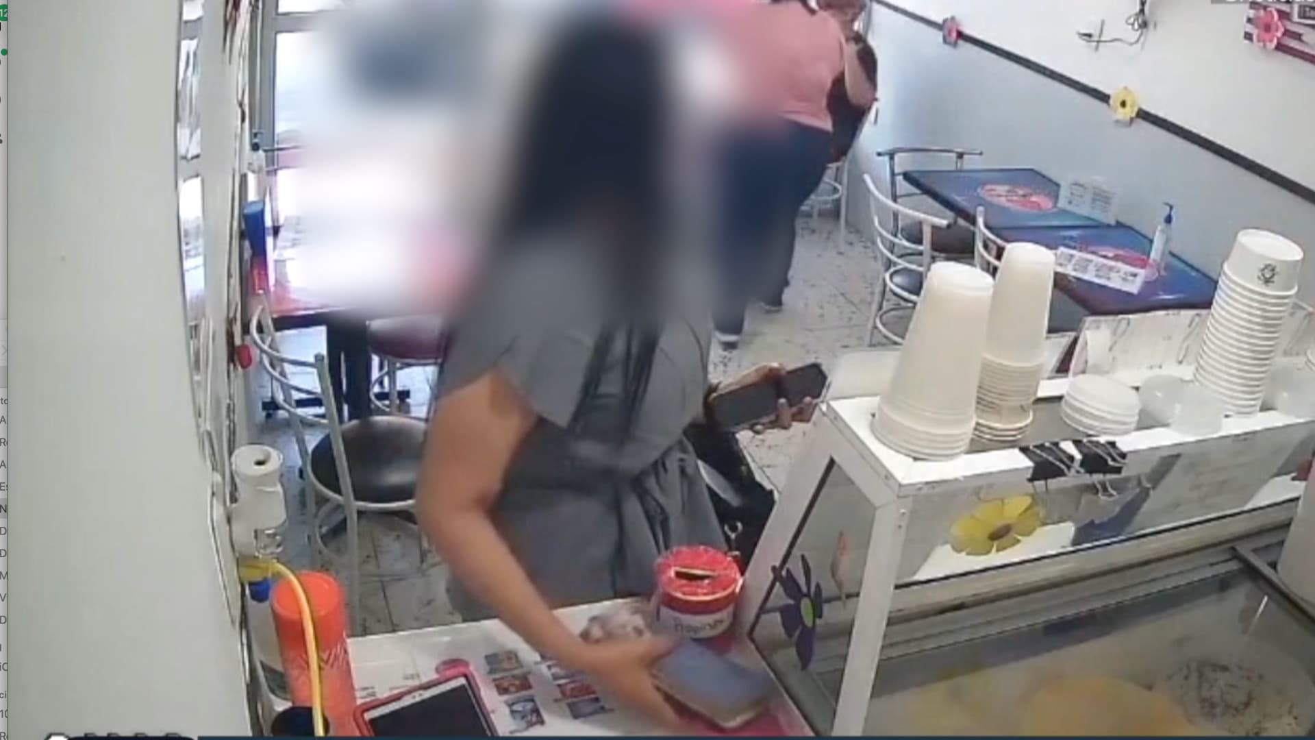 Captan a Mujer Robando Aparentemente una Calculadora al Interior de Negocio en Ciudad Madero