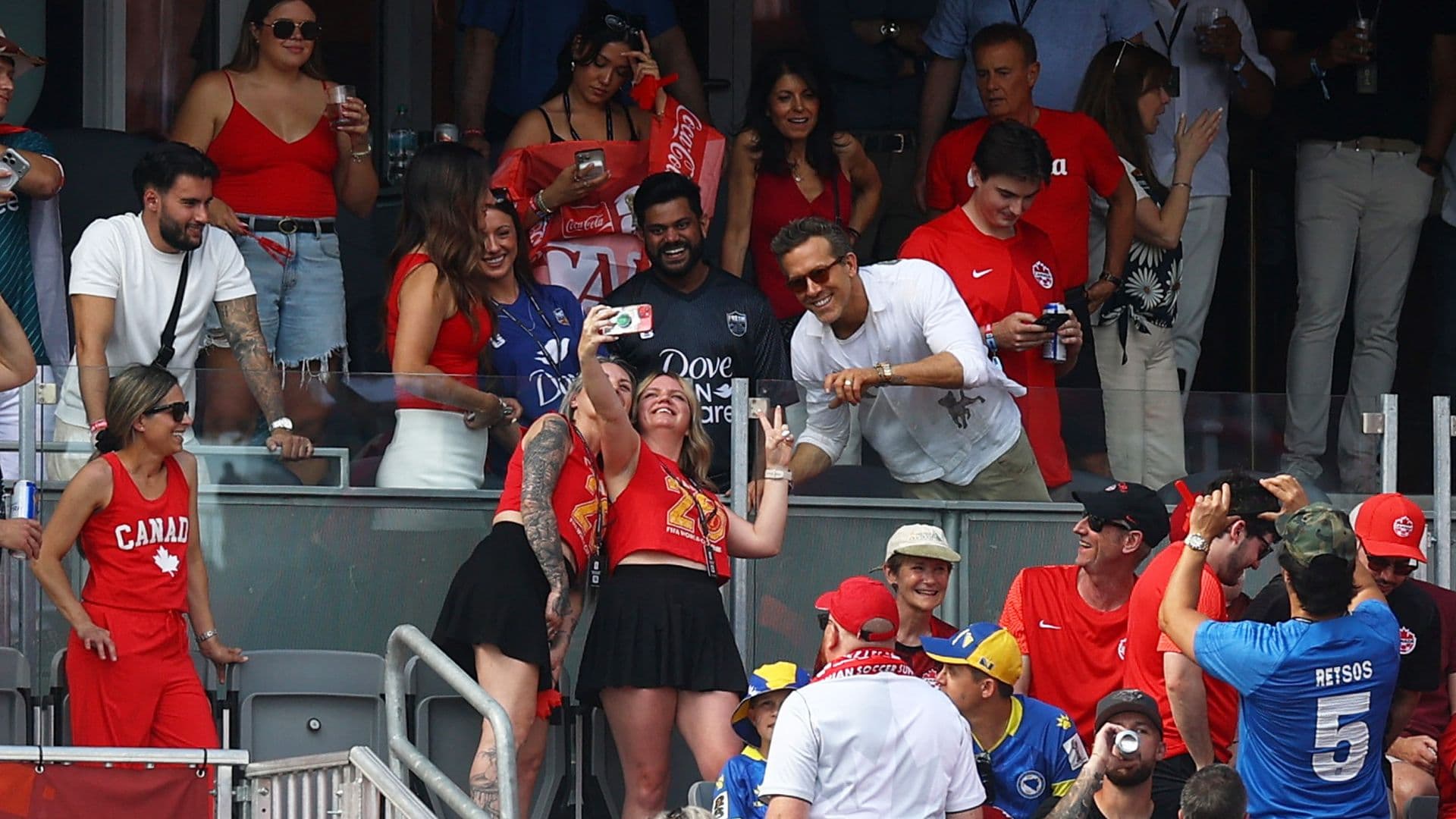 ¿Y Blake Lively? Ryan Reynolds Es Captado Celebrando Gol de Canadá en el Mundial 2026 sin Ella