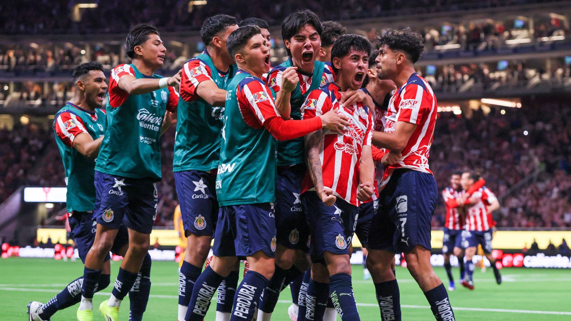 Jugadores de Chivas en un partido de Liga MX