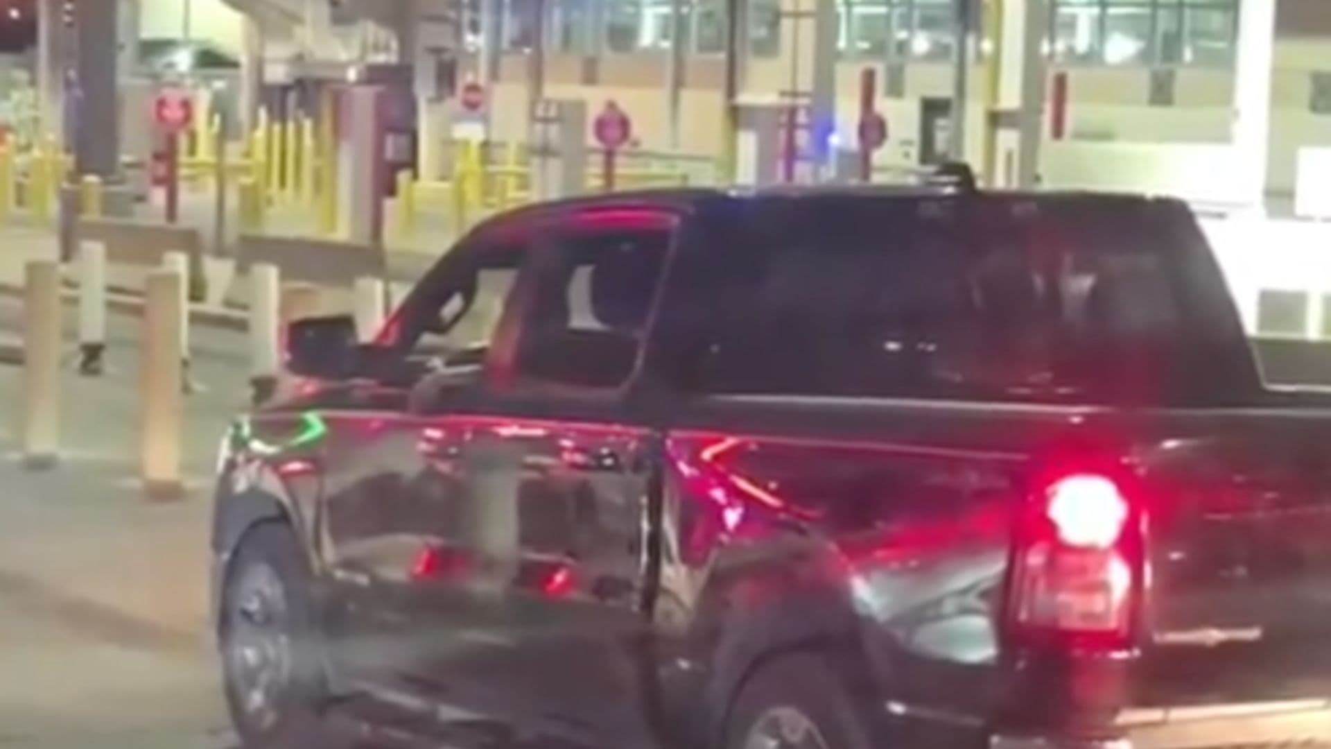 Hombre se Queda Dormido en Fila de Puente Internacional de Ciudad Juárez; se Hizo Viral