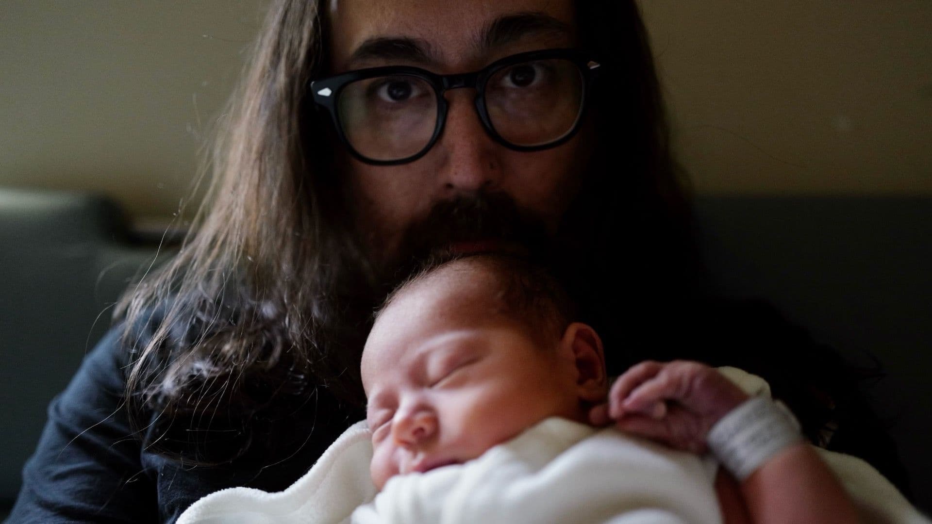Nace el Primer Nieto de John Lennon; Seán Ono Lennon Presenta a su Hijo Aurelius
