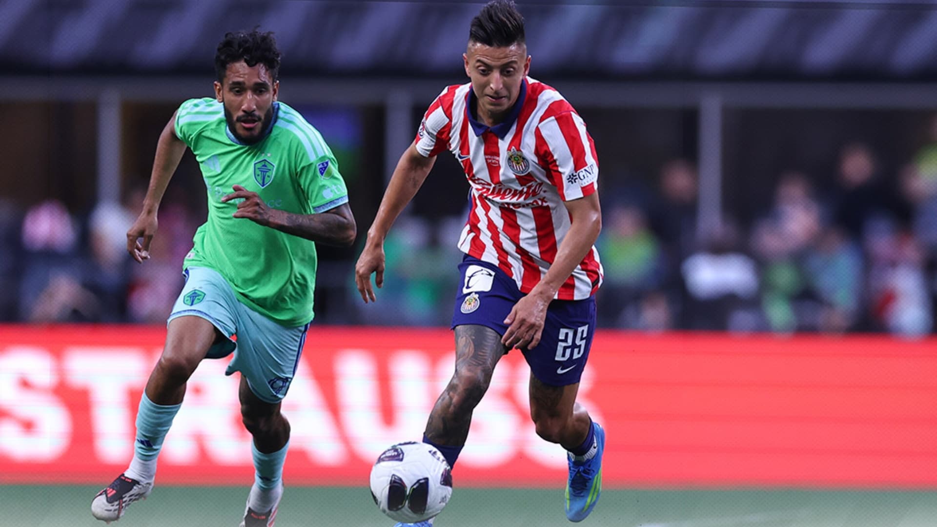 Roberto "Piojo" Alvarado conduce el balón en el partido de Chivas contra Seattle Sounders en la Leagues Cup 2026