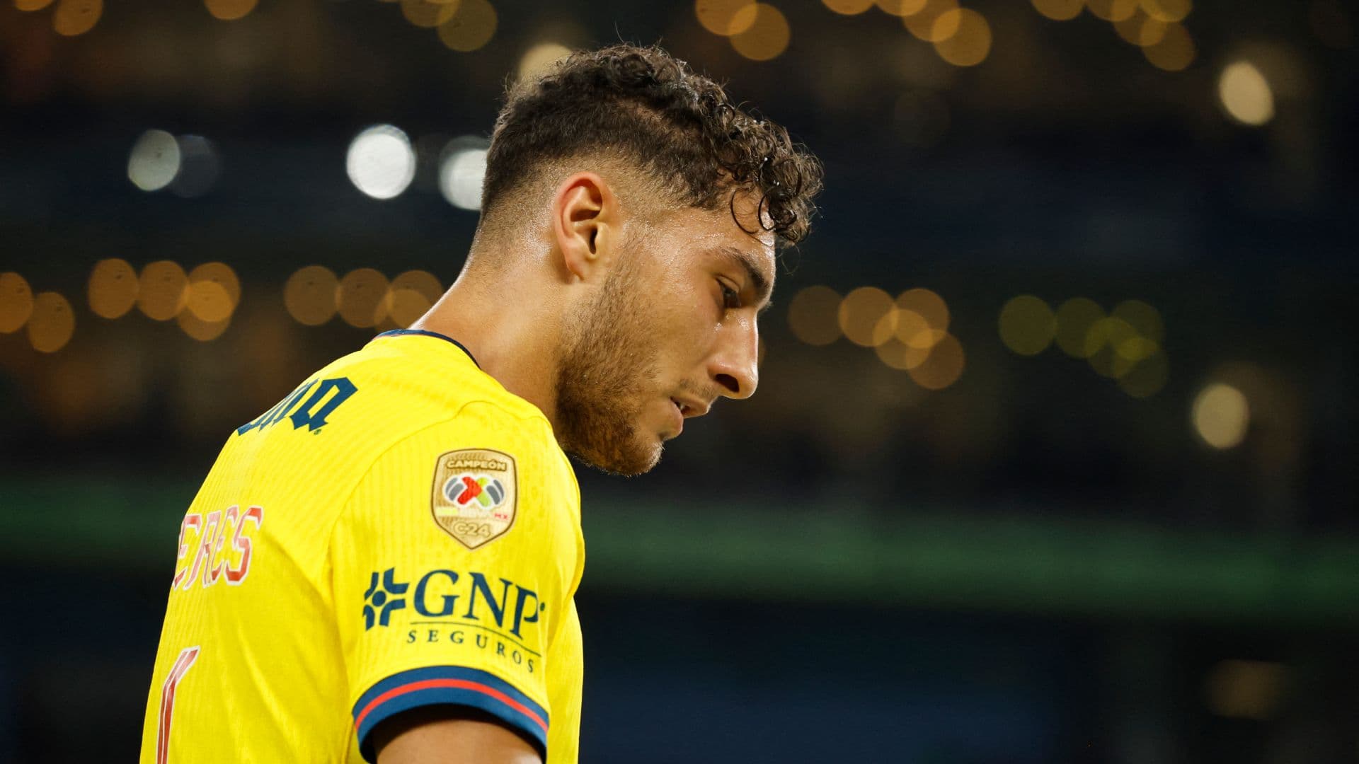 Sebastián Cáceres con el uniforme del América en un partido de Liga MX