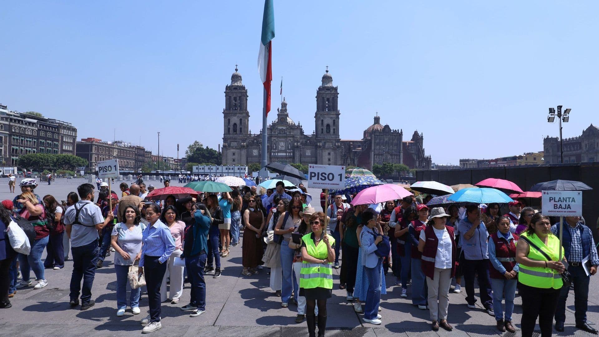 Personas desalojan un edificio durante un Simulacro Nacional. Foto: Cuartosuro