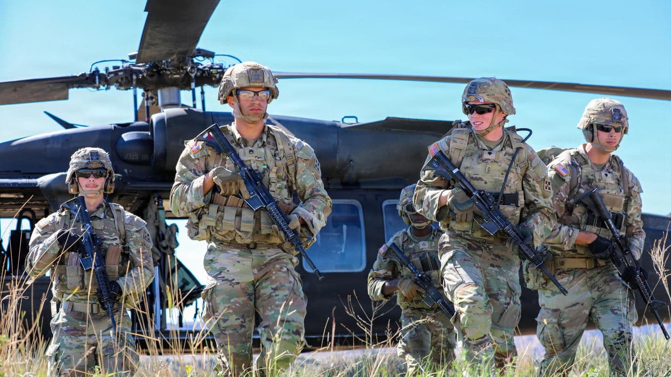 Elementos del Ejército de EUA durante entrenamiento terrestre