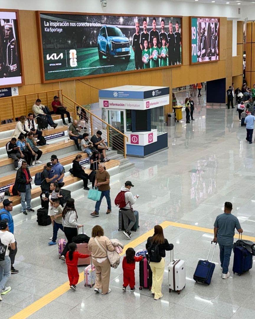 Pasajeros en la Terminal 1 del AICM el 3 de junio 2026.