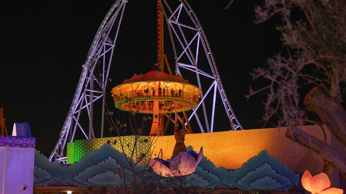 Montaña rusa en parque Six Flags