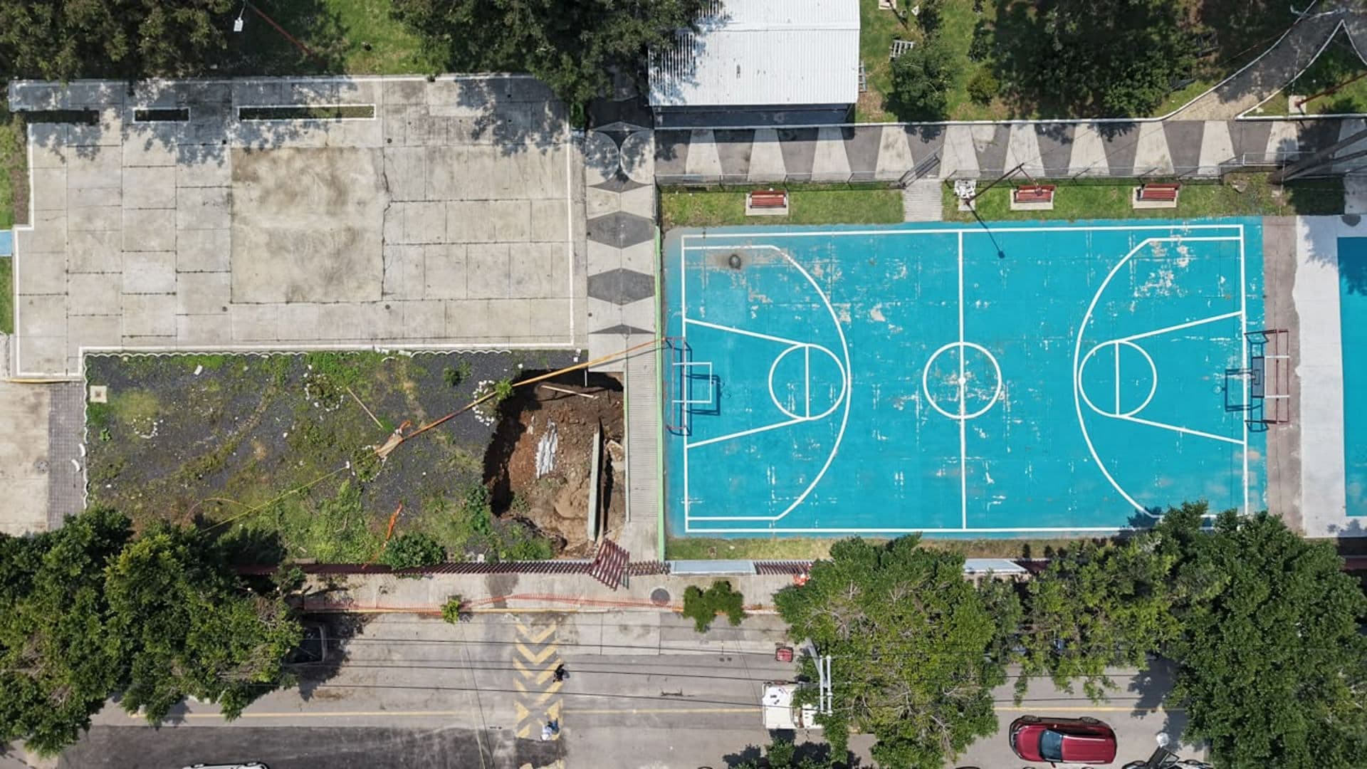 Así se ve desde el aire el enorme socavón que se abrió en el deportivo Gertrudis Sánchez. Foto: N+