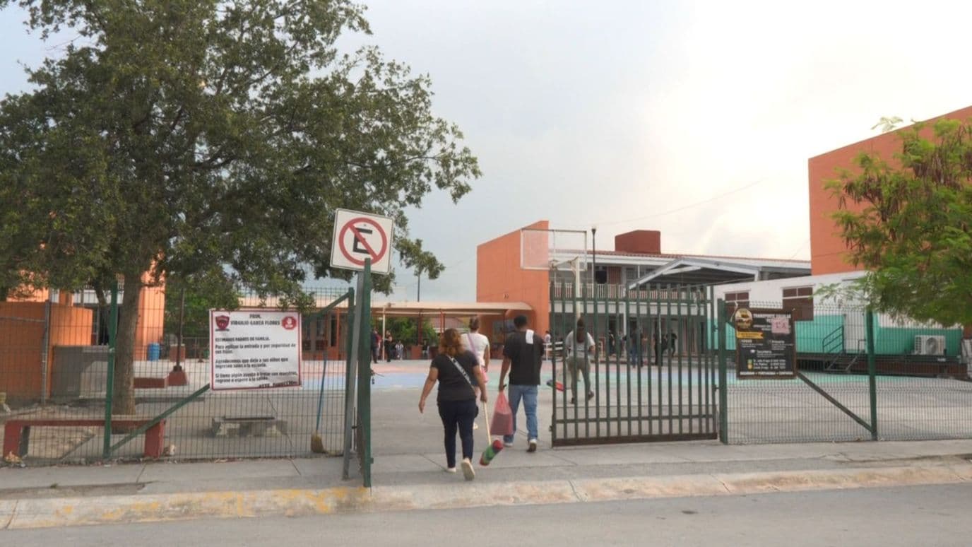 Cierran temporalmente primaria en García para combatir plaga de garrapatas