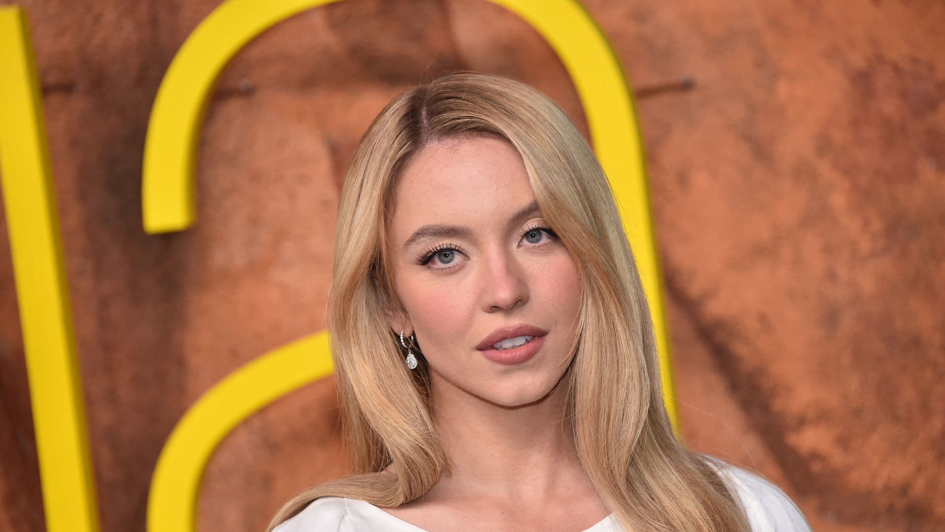 El Polémico Anuncio de Sydney Sweeney que Indignó a Mujeres Deportistas de Élite