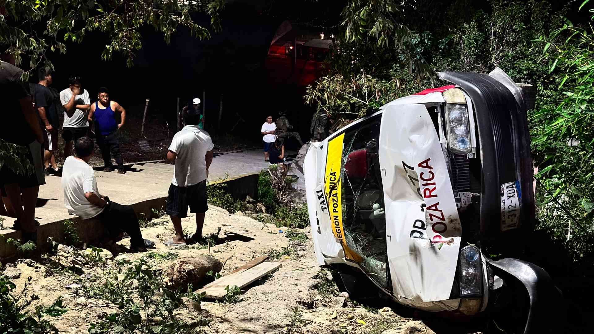 Taxista en Presunto Estado de Ebriedad Vuelca y Cae a una Barranca en Veracruz