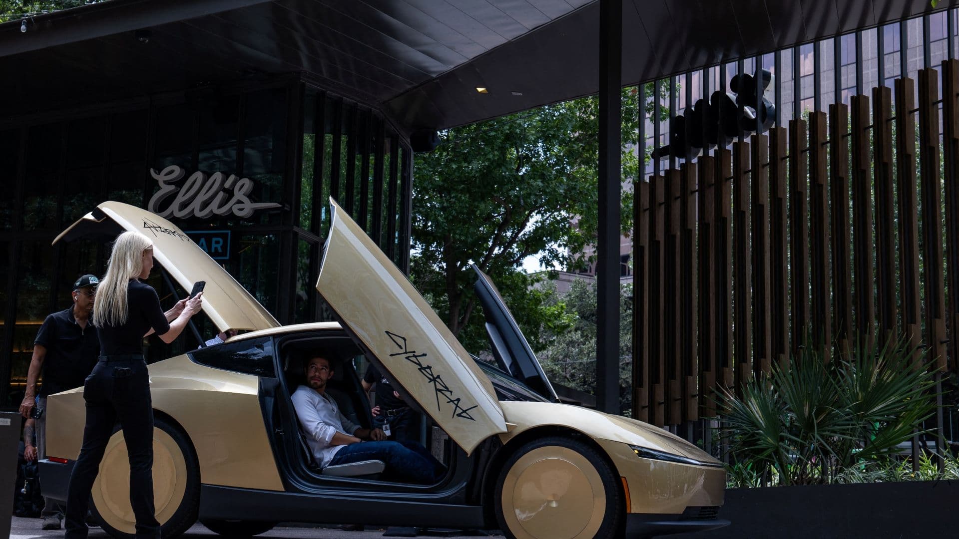 Caen Acciones de Tesla tras Presentar su Cybercab, Robotaxi que No Transporta Niños