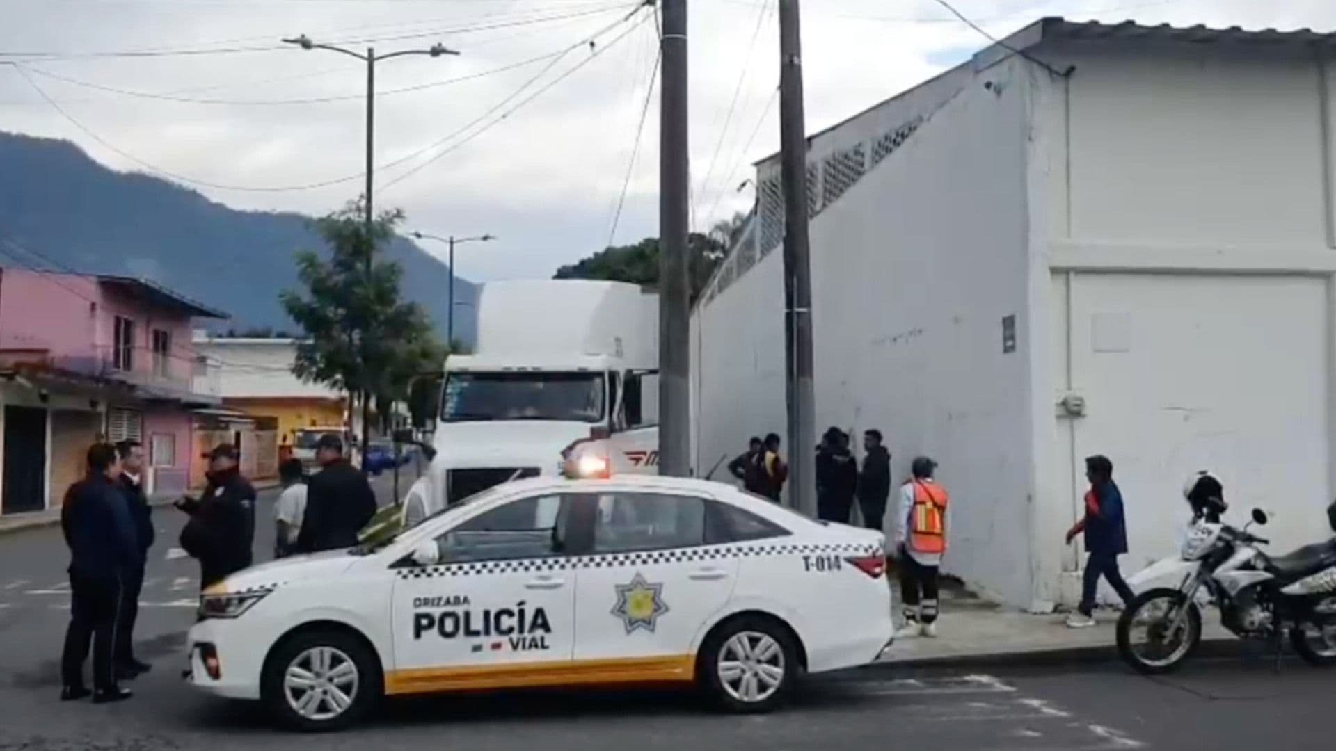 Tráiler Choca y Lesiona a Motopatrullero en Veracruz; La Unidad Circulaba en Sentido Contrario