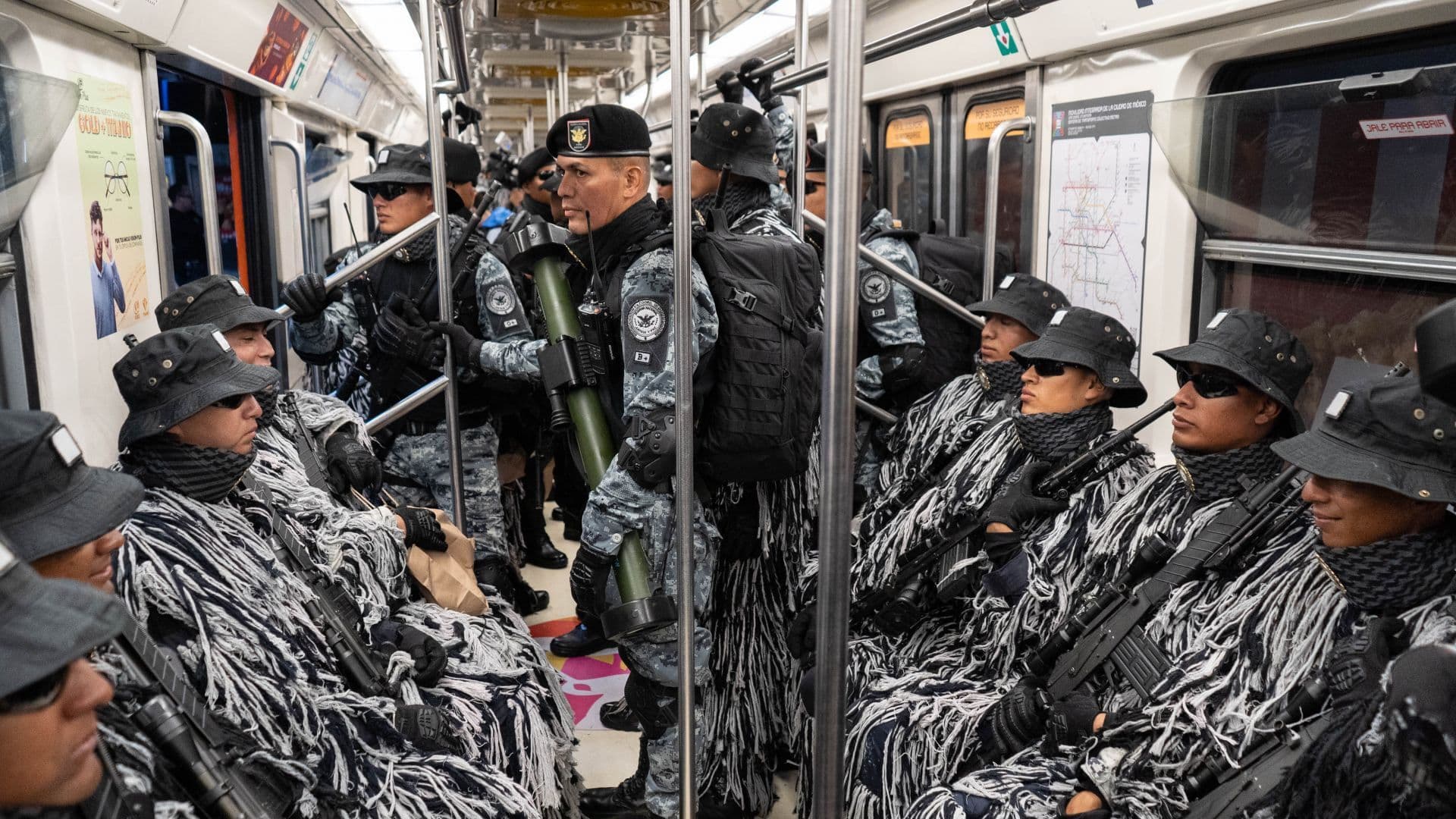 Tropas viajan en el Metro CDMX para el Desfile Militar