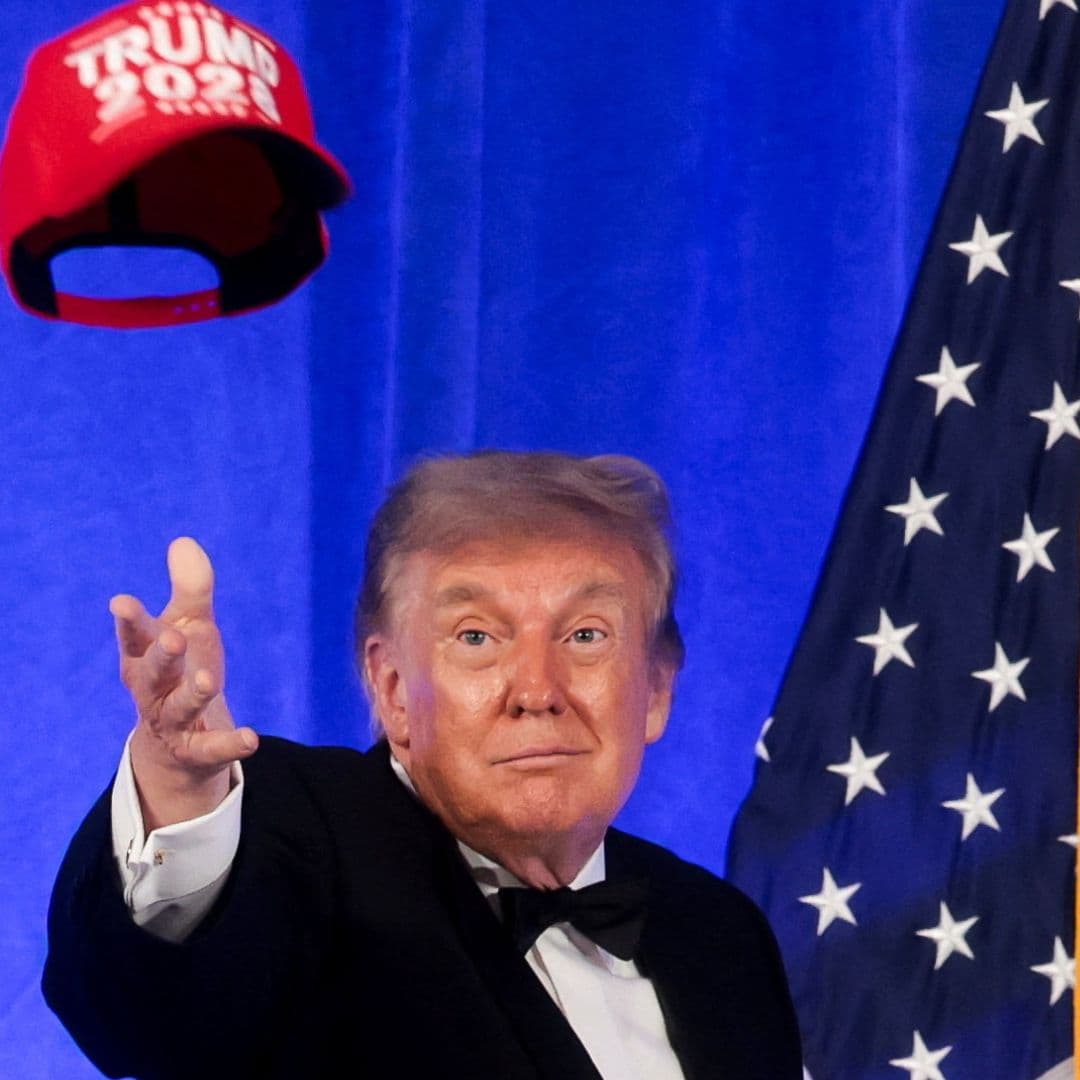 Trump avienta una gorra con el número 2028.
