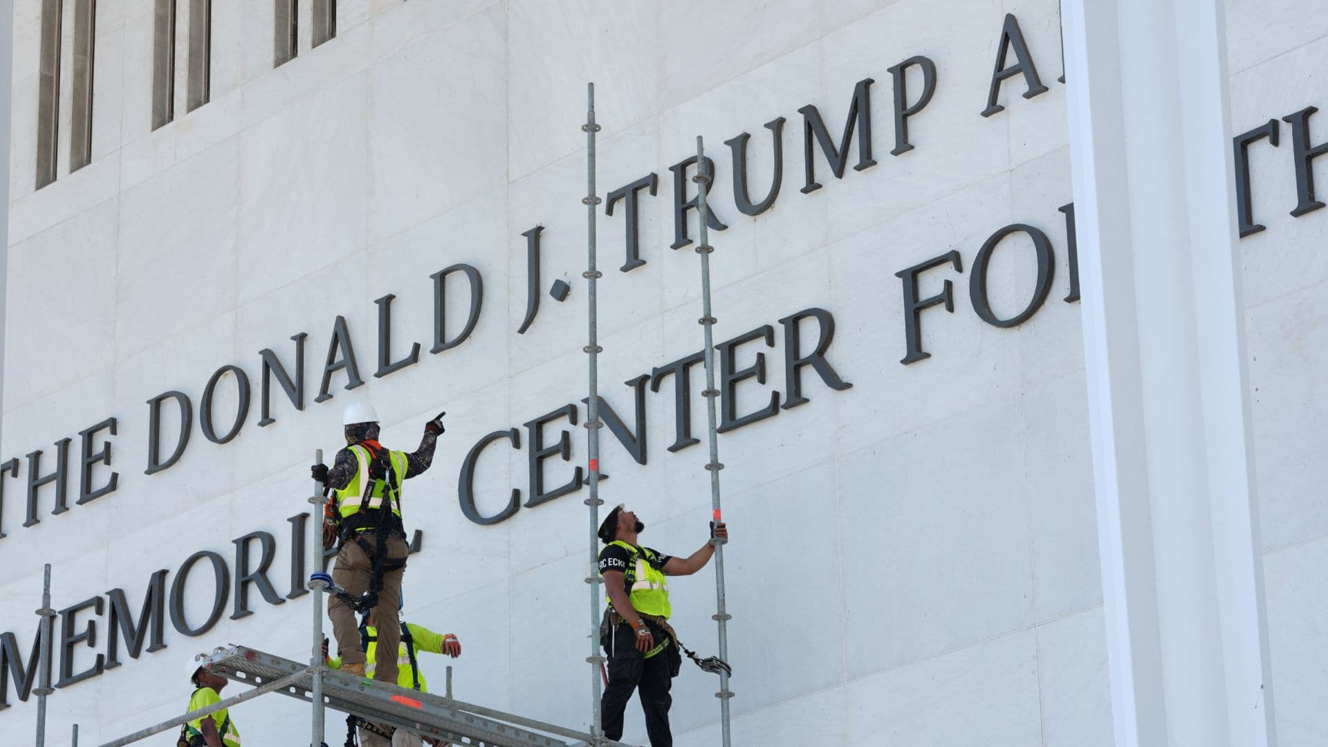 Se Cumple Plazo Judicial: Comienza Retiro del Nombre de Trump del Centro Kennedy