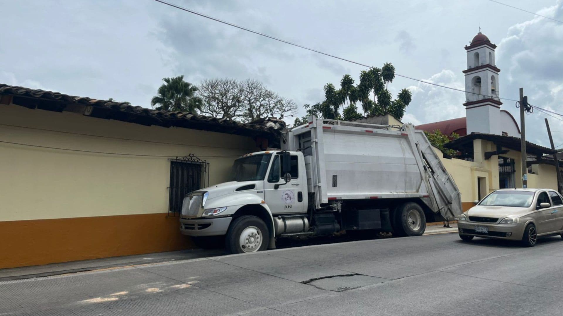 Camión de basura choca contra una vivienda en San Marcos.