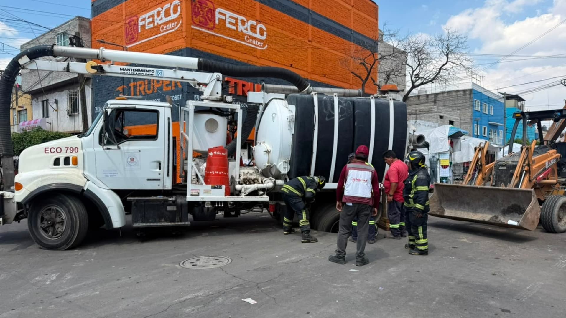 Caen en Socavones Vactor y Camión de Volteo Hoy en Ramos Millán, Iztacalco