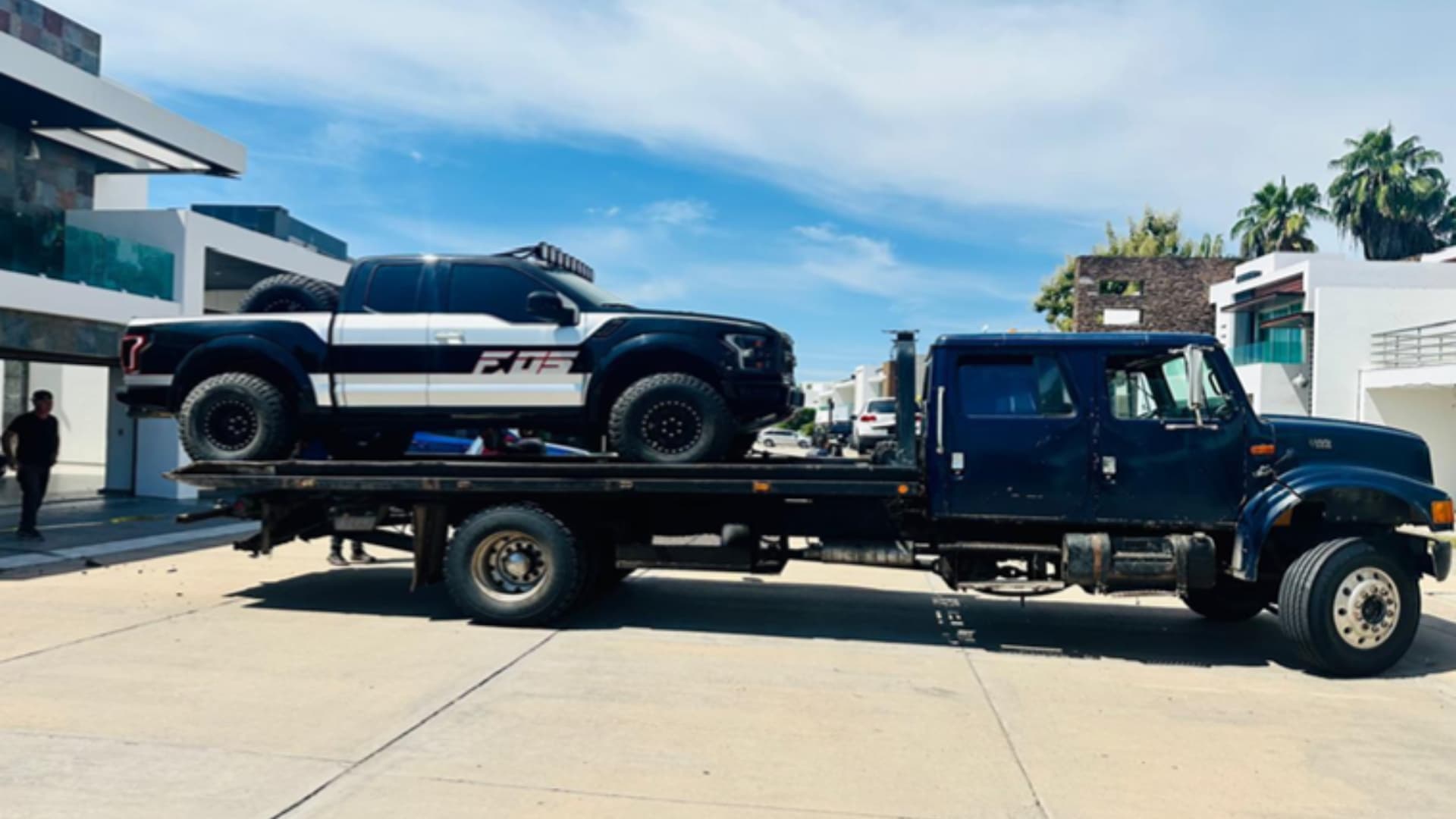 Vehículo decomisado en Culiacán, Sinaloa.