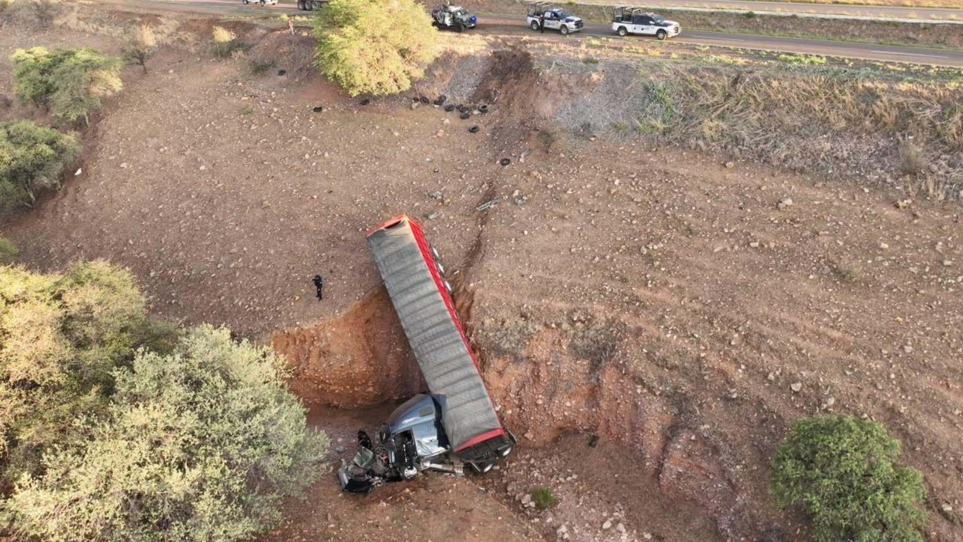 Rescatan a Conductor Tras Volcadura de Tráiler en la Carretera Chihuahua-Cuauhtémoc