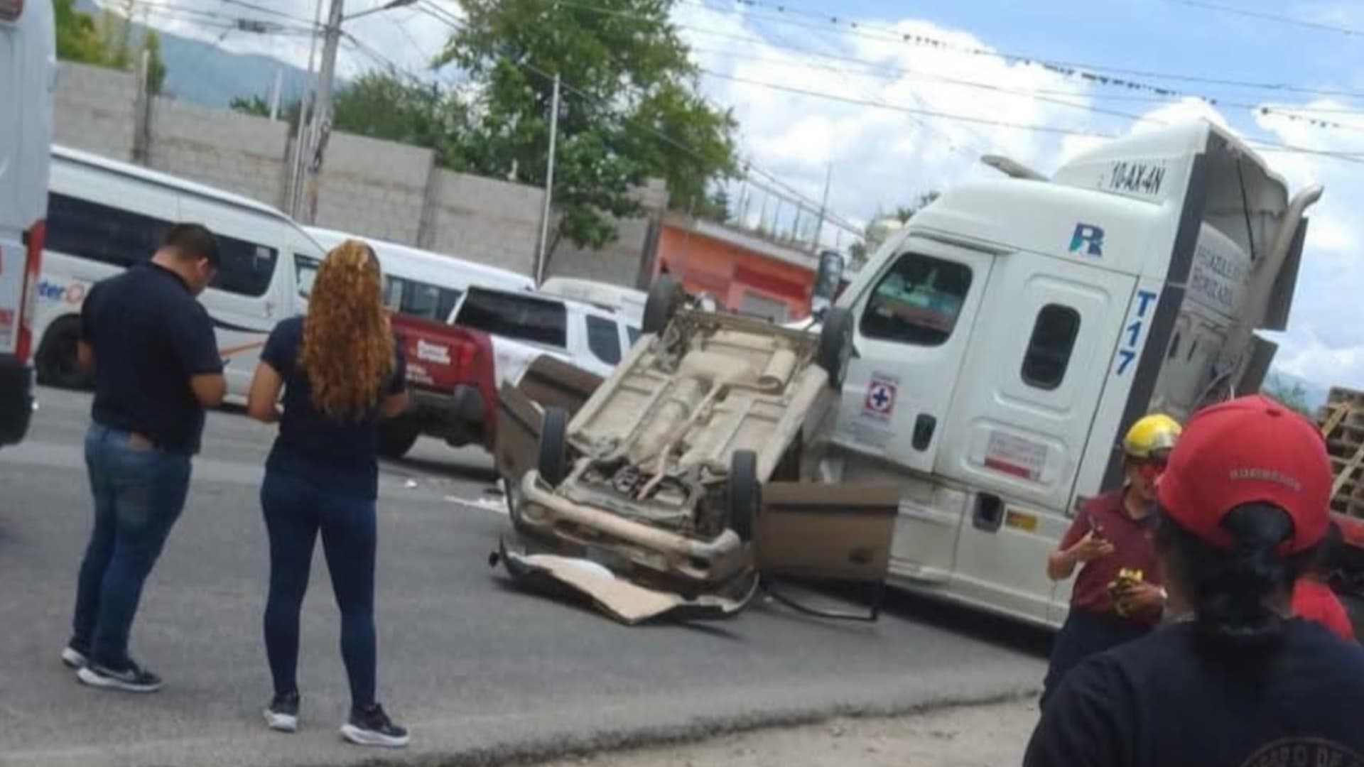 Cuerpos de emergencias atendieron a las personas afetadas.