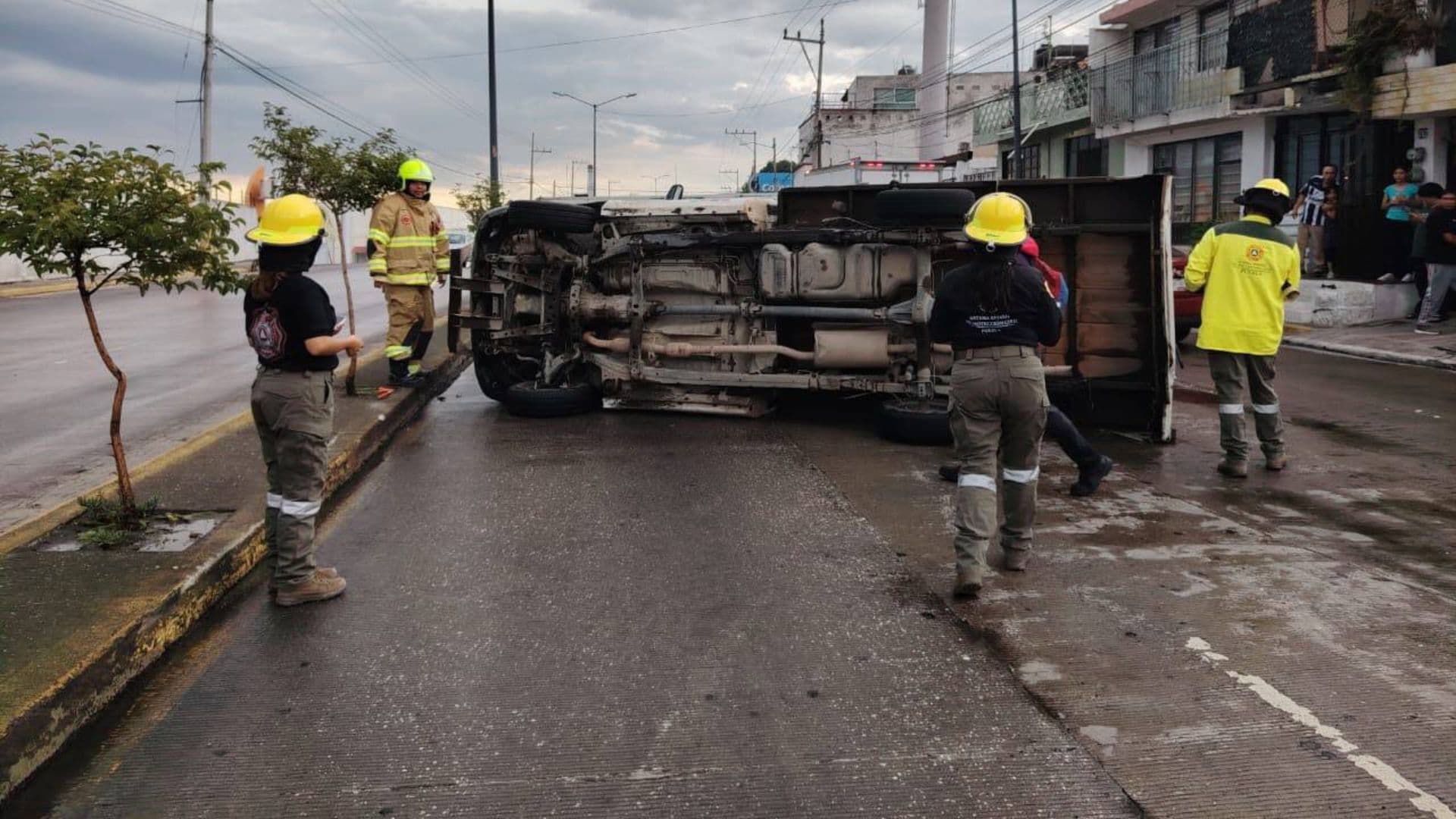 Vuelca Camioneta sobre el Bulevar Esteban de Antuñano en la Ciudad de Puebla