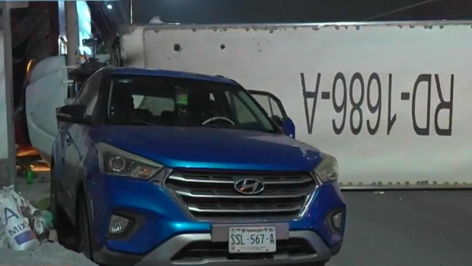 Camión de Reparto Vuelca y Daña Vehículos Estacionados en San Nicolás, Nuevo León