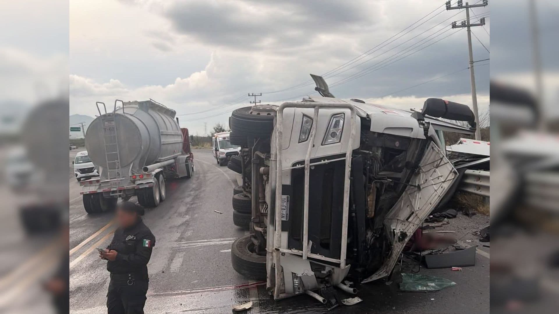 Volcadura de Tráiler Deja un Muerto en Carretera a Colombia en Salinas Victoria, NL
