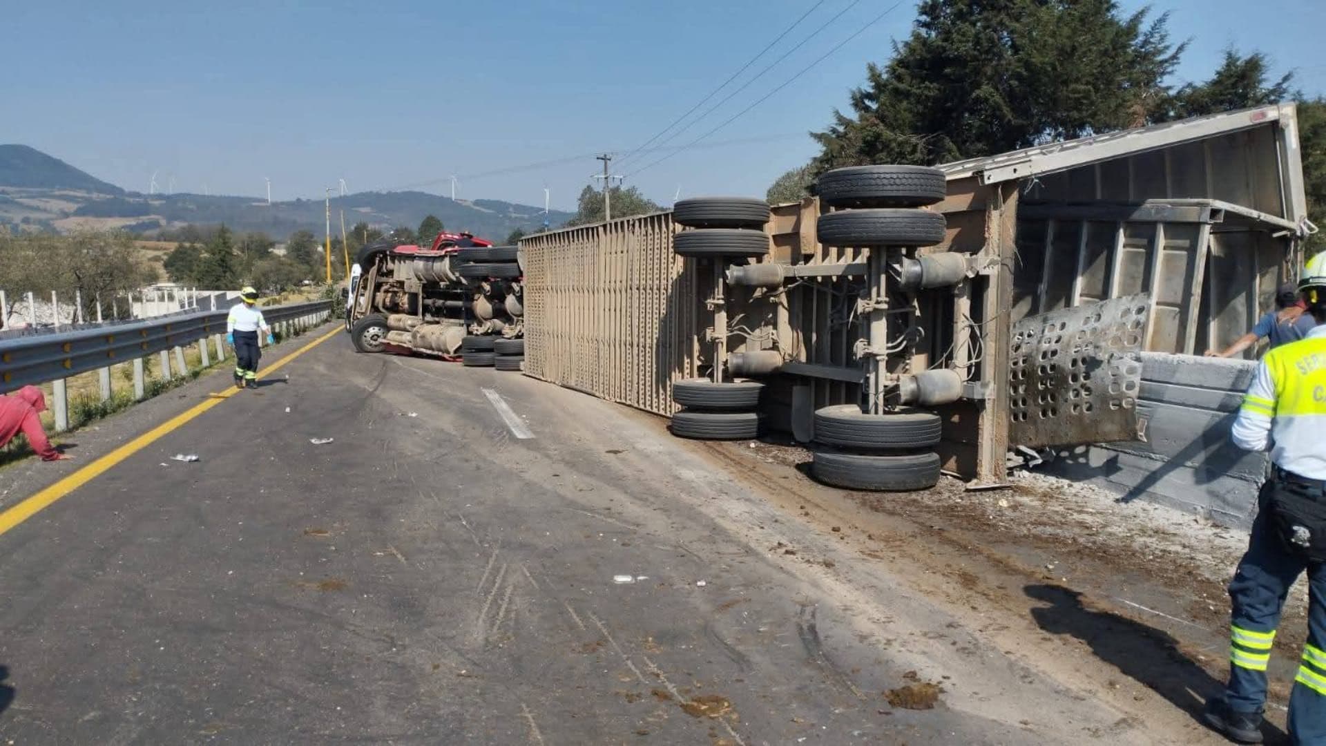 Se Desata Rapiña y Cierre Total en la Autopista Puebla-Orizaba tras Accidente de Tráiler