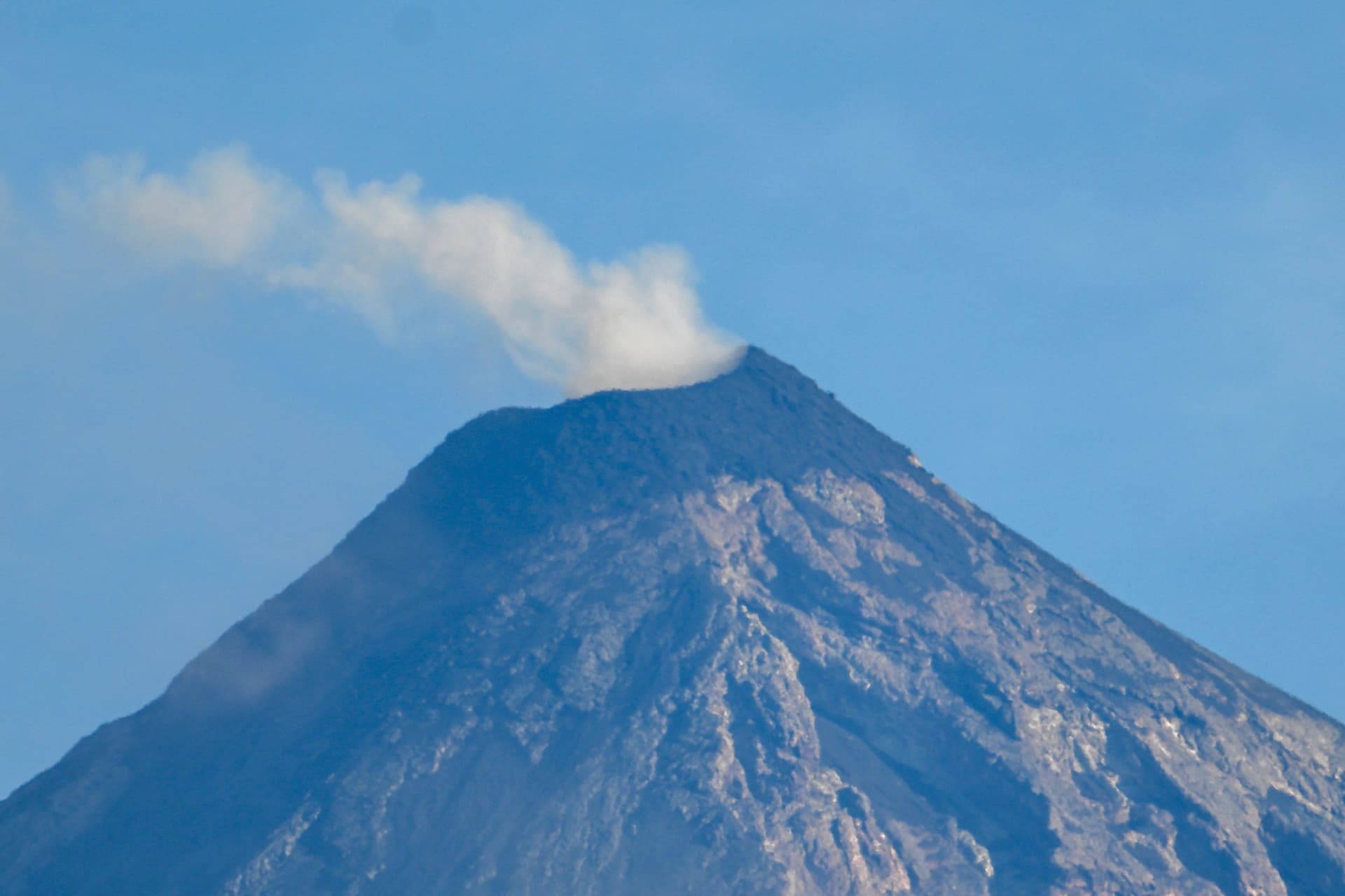 El volcán de Fuego registró una potente erupción que provocó evacuaciones en comunidades cercanas de Guatemala.