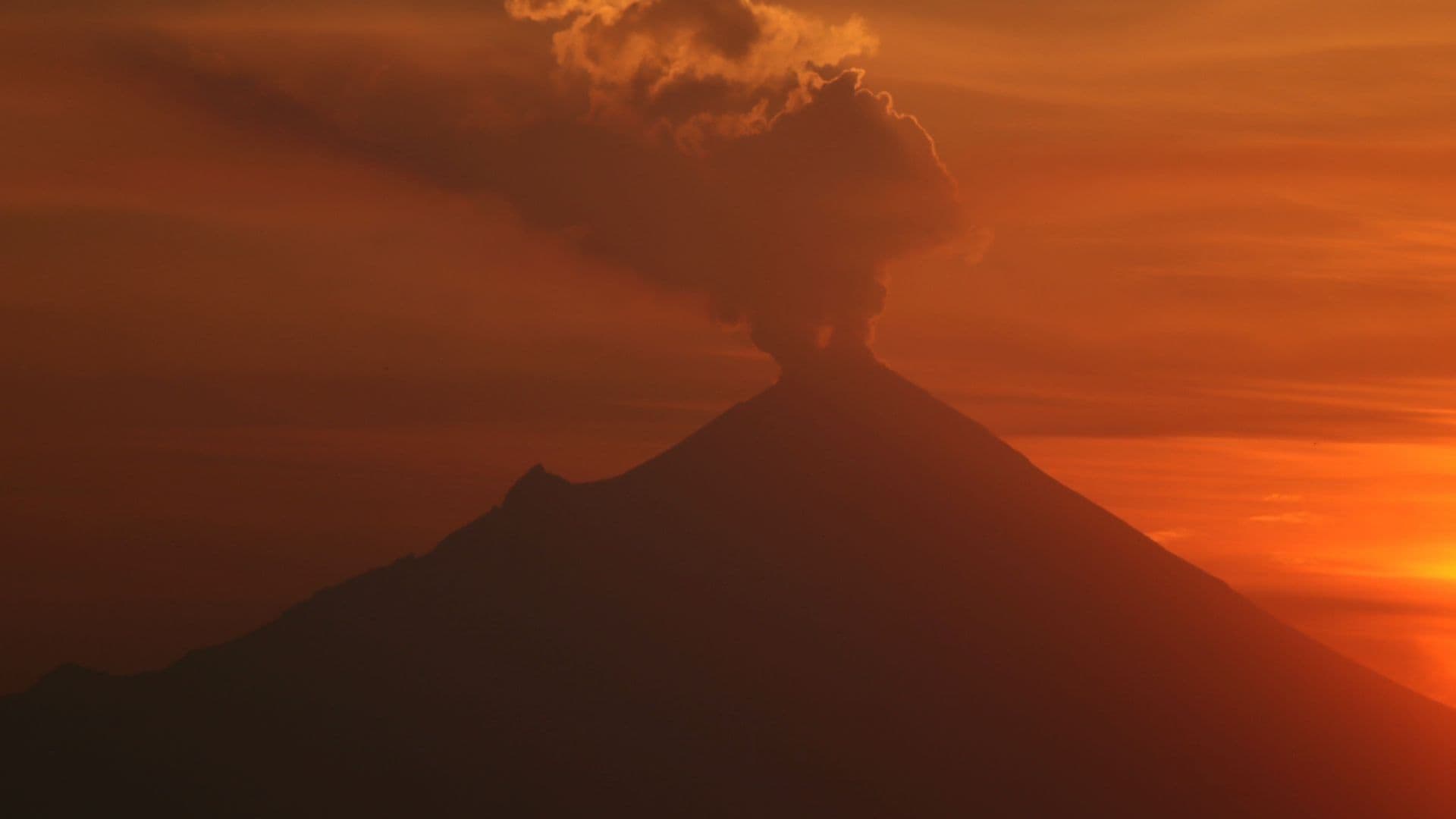 ¿Es Un Meteoro? Video del Momento en que Objeto Luminoso Pasa Cerca del Volcán Popocatépetl