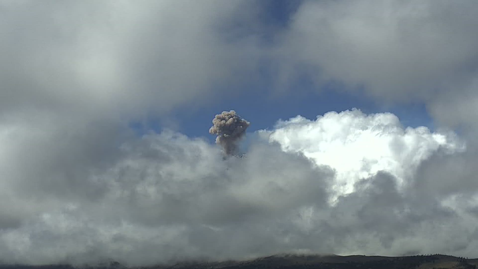 Video de Explosión del Popocatépetl Hoy: Momento en que Fumarola Sale de entre las Nubes