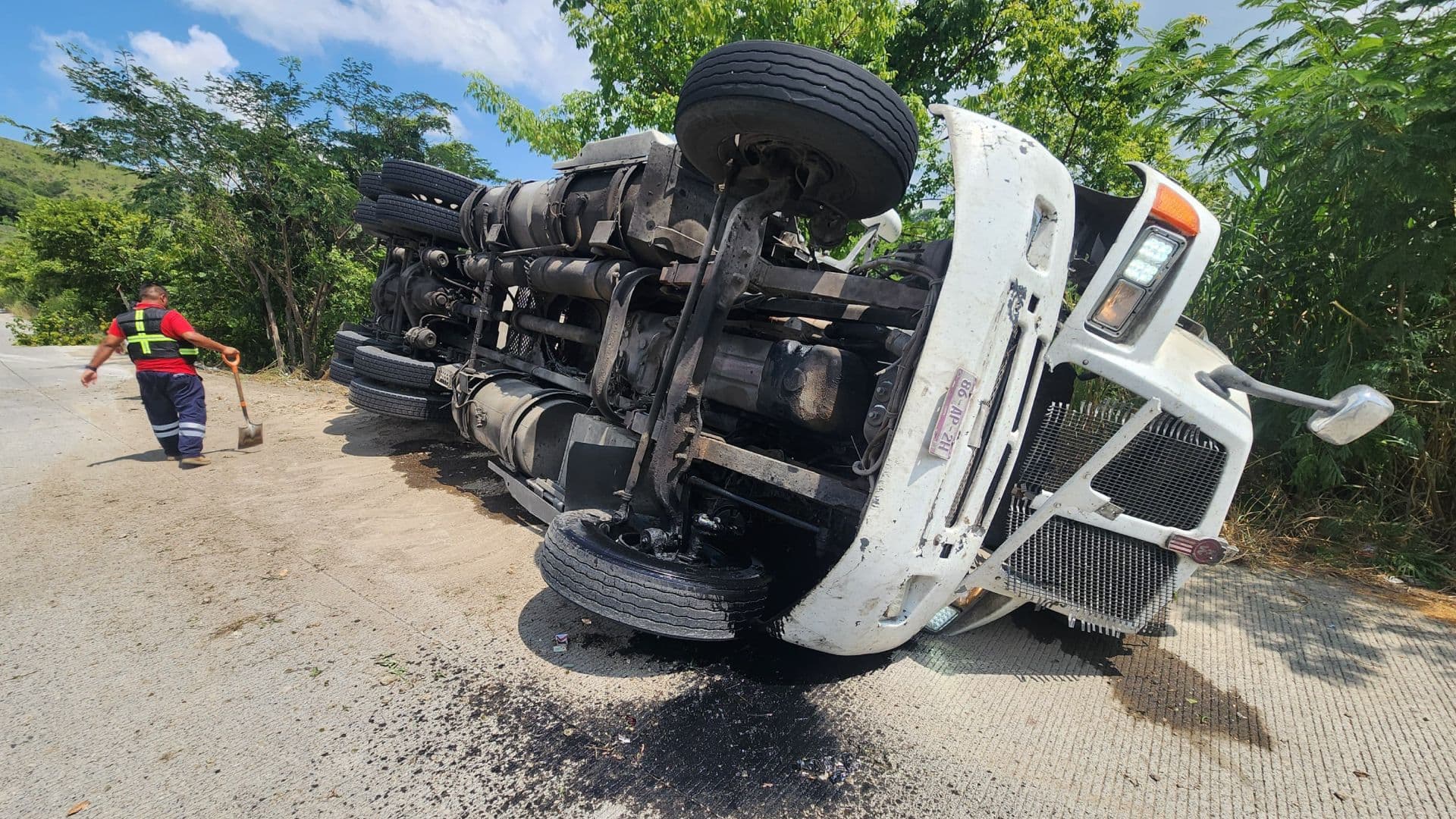 Tractocamión Cargado con Limón Vuelca en el Libramiento Papantla-Tajín