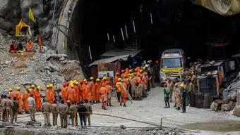 Foto: Rescatistas Completaron Vía de Escape para 41 Obreros Atrapados en Túnel de la India / Reuters