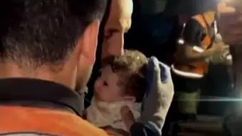 Así Rescataron a Recién Nacida Entre los Escombros en Gaza Previo a Tregua