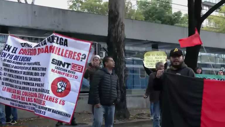 Trabajadores de 7 planteles del Sindicato del Colegio de Bachilleres se concentran y bloquean la Calzada de Tlalpan en ambos sentidos