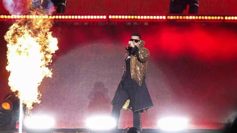 Daddy Yankee dio el primero de cinco conciertos en su natal Puerto Rico con los que pone fin a su exitosa carrera