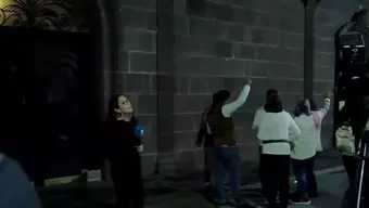 Un grupo de organizaciones de la sociedad civil se reunieron a las afueras del Palacio de Gobierno de Nuevo León para orar por la paz en el estado