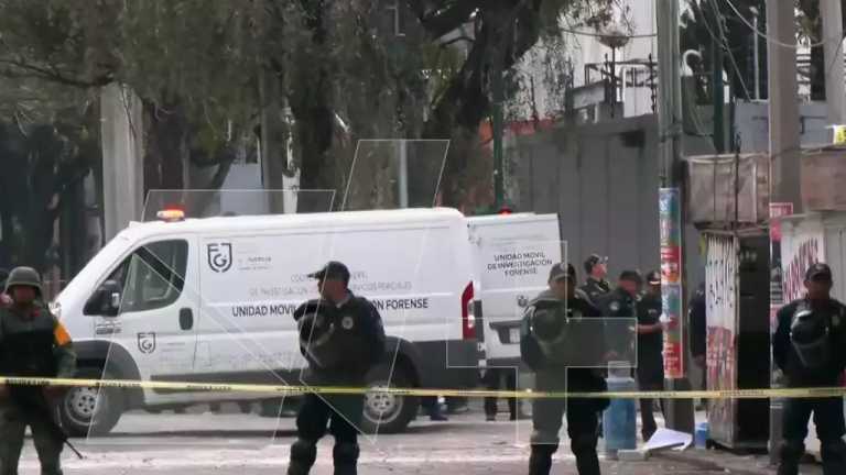 En la colonia Huautla de las Salina, en la alcaldía Azcapotzalco, se registró una explosión en un edificio, que dejó dos personas sin vida que caminaban en las inmediaciones
