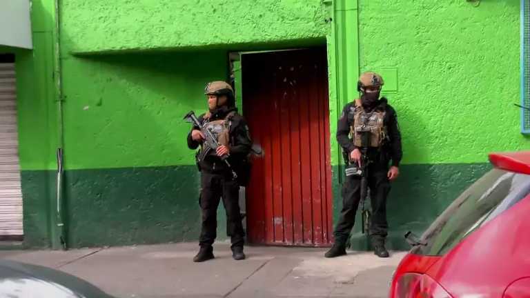 La Secretaría de Seguridad Ciudadana de la CDMX informó que son 2 muertos, uno de ellos un policía, y 2 heridos por la balacera en la colonia Doctores, alcaldía Cuauhtémoc