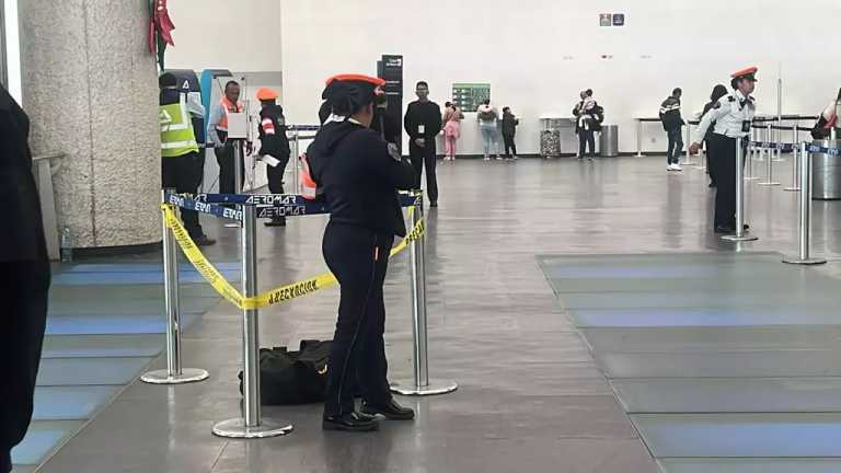 Elementos federales resguardan la zona de mostradores donde fue hallada una maleta, luego del ataque a un venezolano en la terminal 2 del AICM
