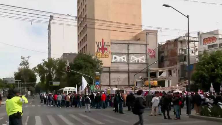 Al menos 300 integrantes del Sindicato Mexicano de Electricistas (SME) cerraron Avenida de los Insurgentes y Antonio Caso, alcaldía Cuauhtémoc; se dirigen a la Segob