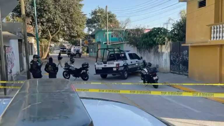 Se activó el código rojo en Xalapa, luego de que dos hombres a bordo de una motocicleta asesinaran a una mujer en la calle Río Jordán.
