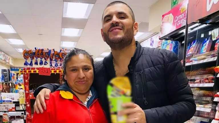 A través de sus redes sociales, El Komander agradeció con una foto a la empleada de una tienda de conveniencia por dejarlo pasar a comprar después de su concierto en Veracruz.