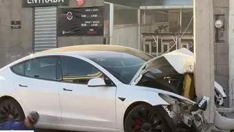 Auto Tesla Choca Contra Poste de Concreto en Hermosillo